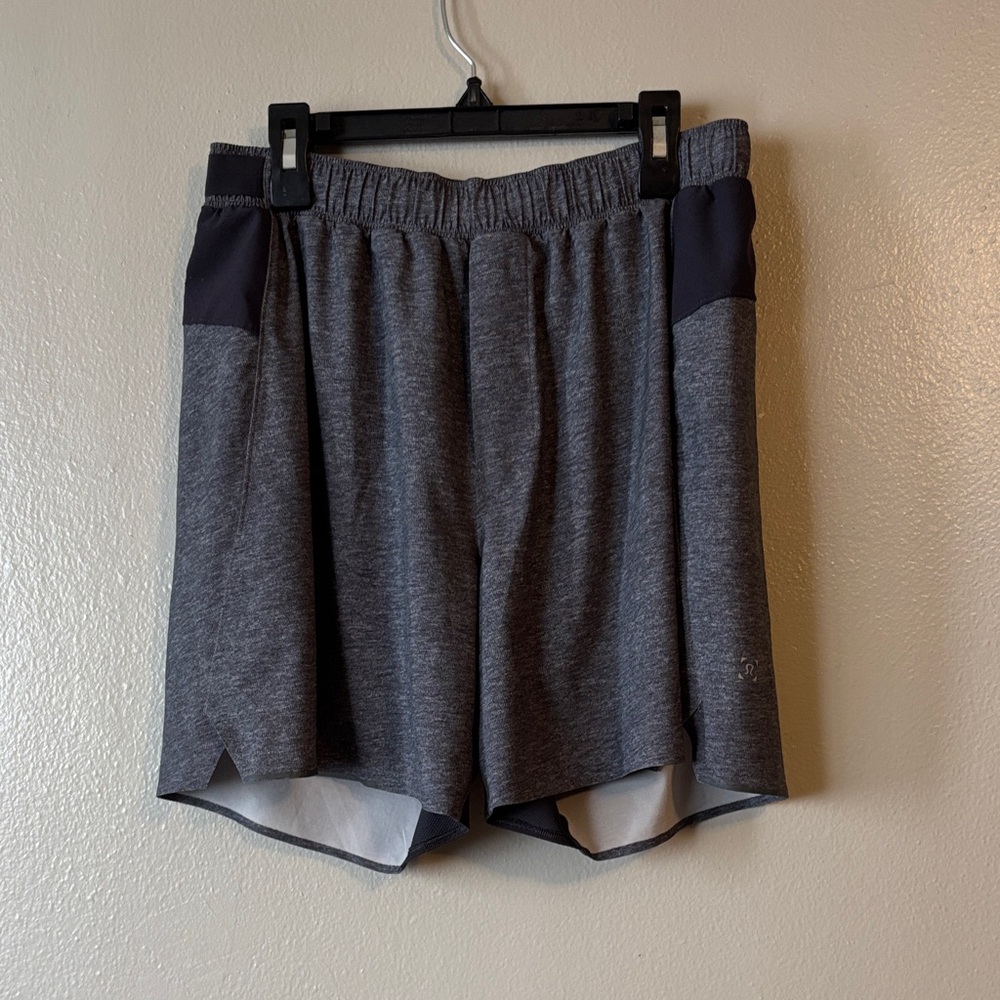 Lululemon Surge Short 5.5” Lined shorts in a heathered grey color Size M